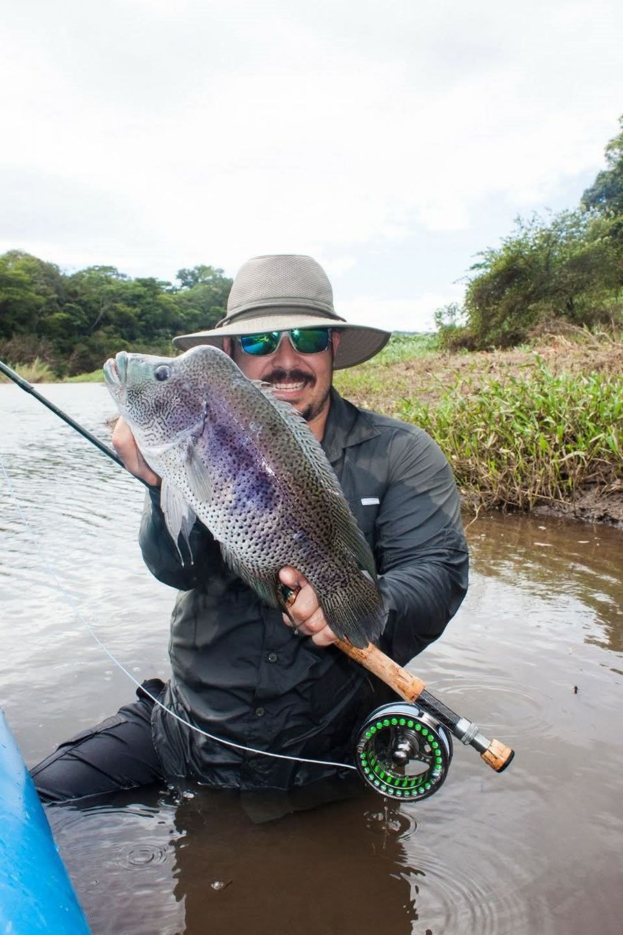Esteban Blanco con un guapote azul